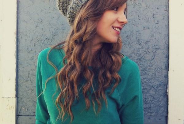 cabello suelto casual con gorro
