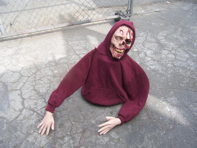 decoración Halloween con un zombi
