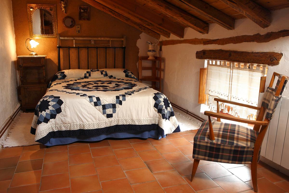 Casa rural La Vieja Olma. Dormitorio. Localidad de Roturas. Valladolid. Castilla y León. España. © Javier Prieto Gallego