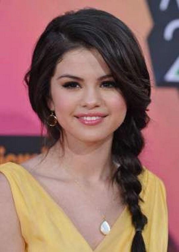 cola trenzada lateral para cara redonda