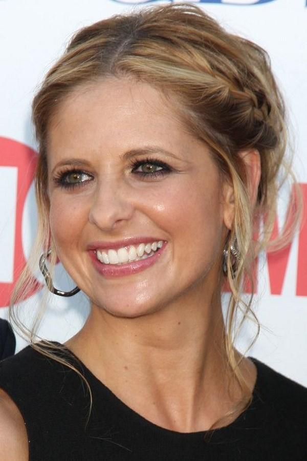 cabello recogido con partes sueltas