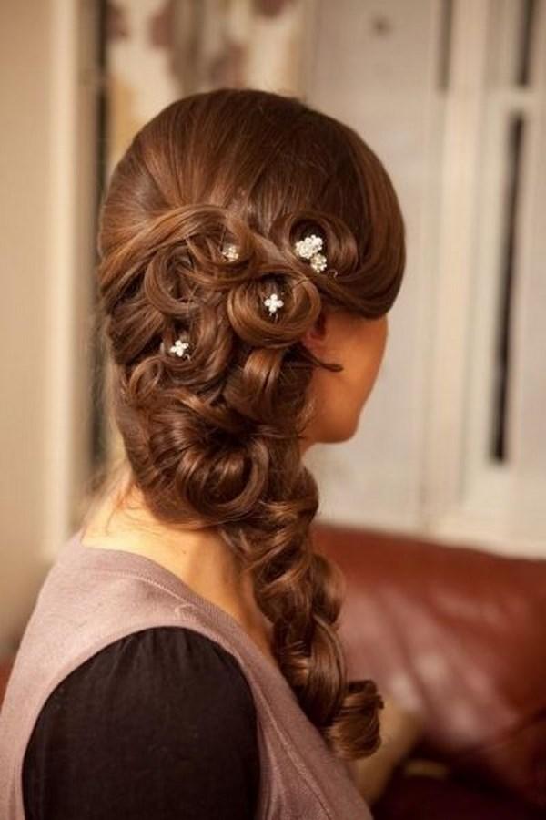 cabello trenzado con accesorios para cara redonda