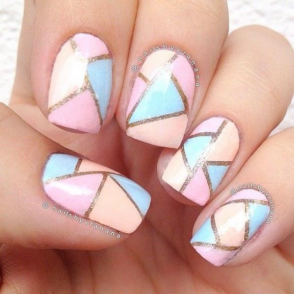 diseño de uñas pastel en forma geometrica