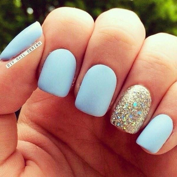 uñas azul pastel con dorado
