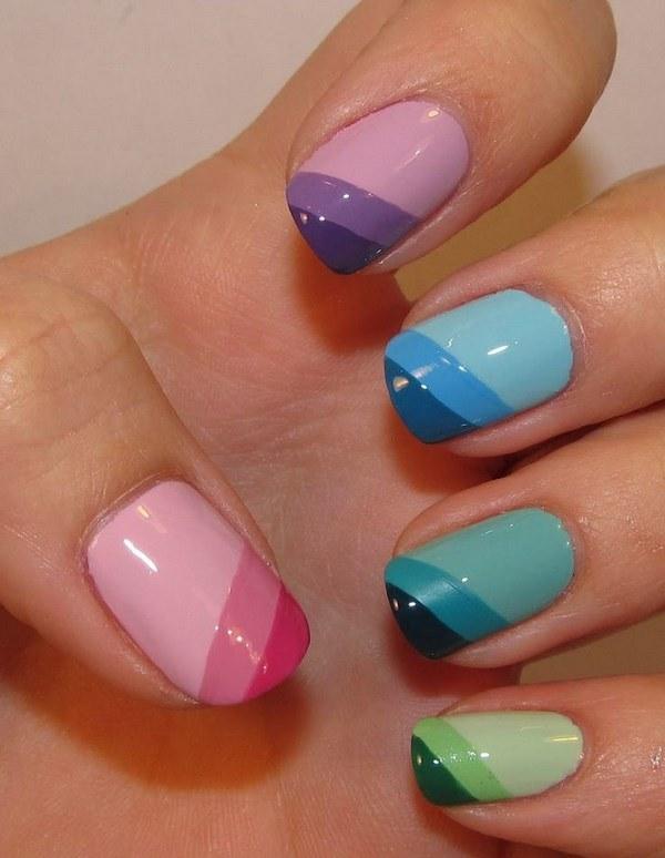 uñas color pastel con rayas