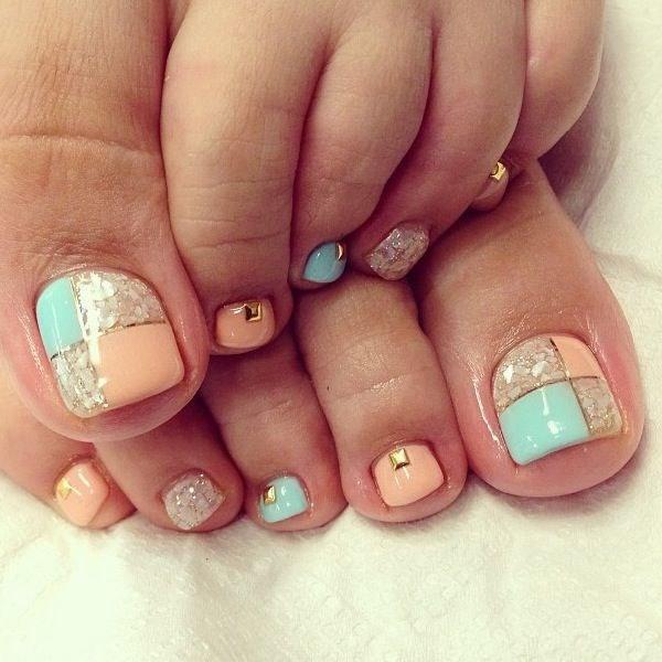 uñas de los pies pastel con accesorios