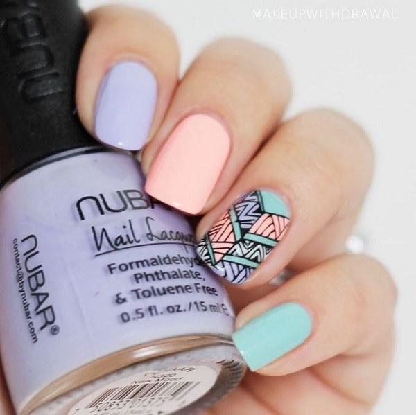uñas pastel con formas geometricas