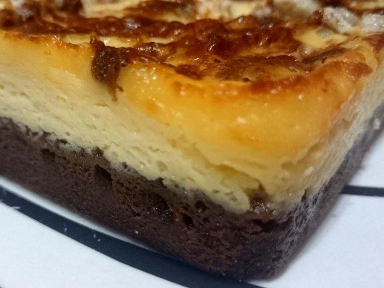 cheesecake con brownie sin azúcar de cerca