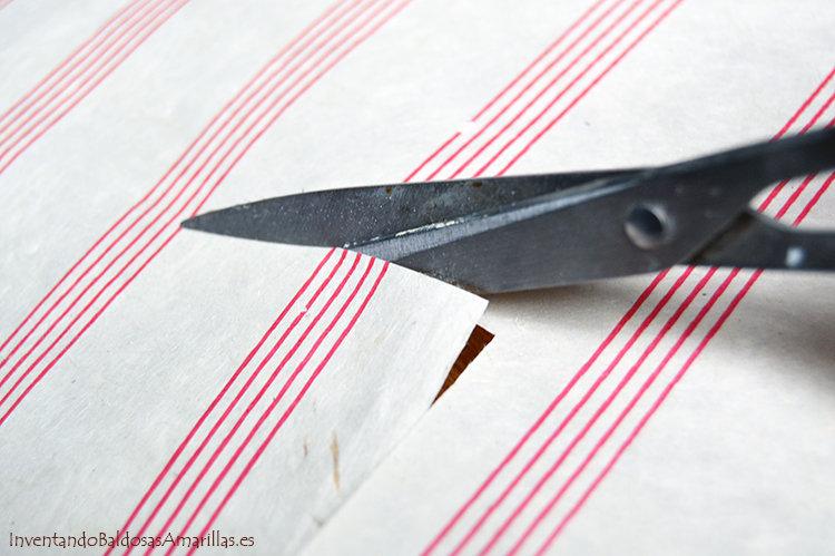 cortar papel con tijeras