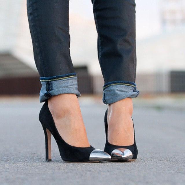 Stilettos negros con punta metal