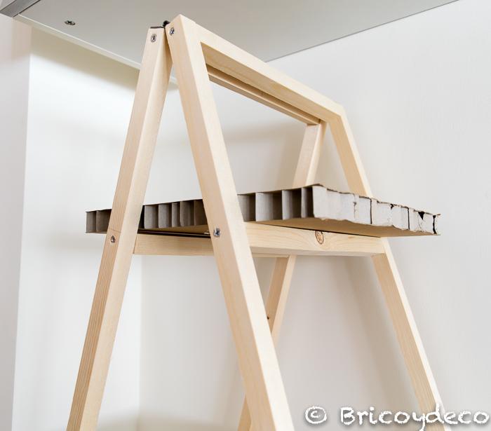 librería con listones de madera