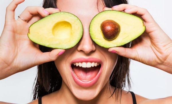 el aguacate en la mujer bella