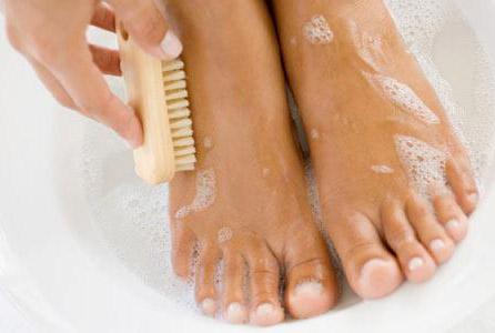 Remedio para evitar pies sudorosos con nogal, pétalos de rosa y sales de mar