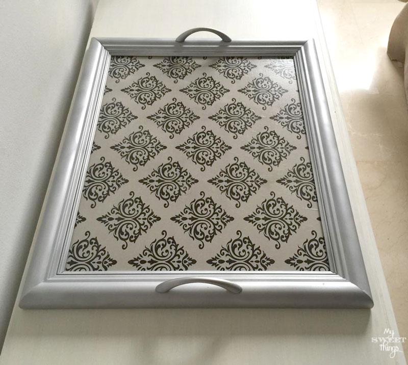 Como transformar un cuadro en una bandeja | Reciclando un viejo cuadro con papel de regalo con dibujos de damascos | Via www.sweethings.net