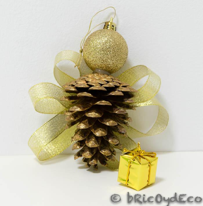 decorar el ángel con adornos navideños