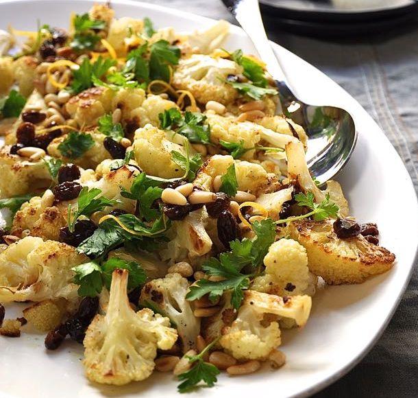 Coliflor al horno con pasas y piñones