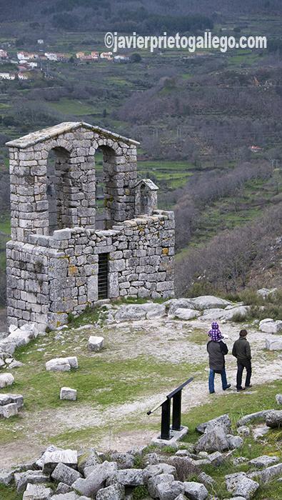 Espadaña de la iglesia de San Juan Bautista, junto al castillo de Trevejo. Cáceres. Sierra de Gata. Extremadura. España. © Javier Prieto Gallego