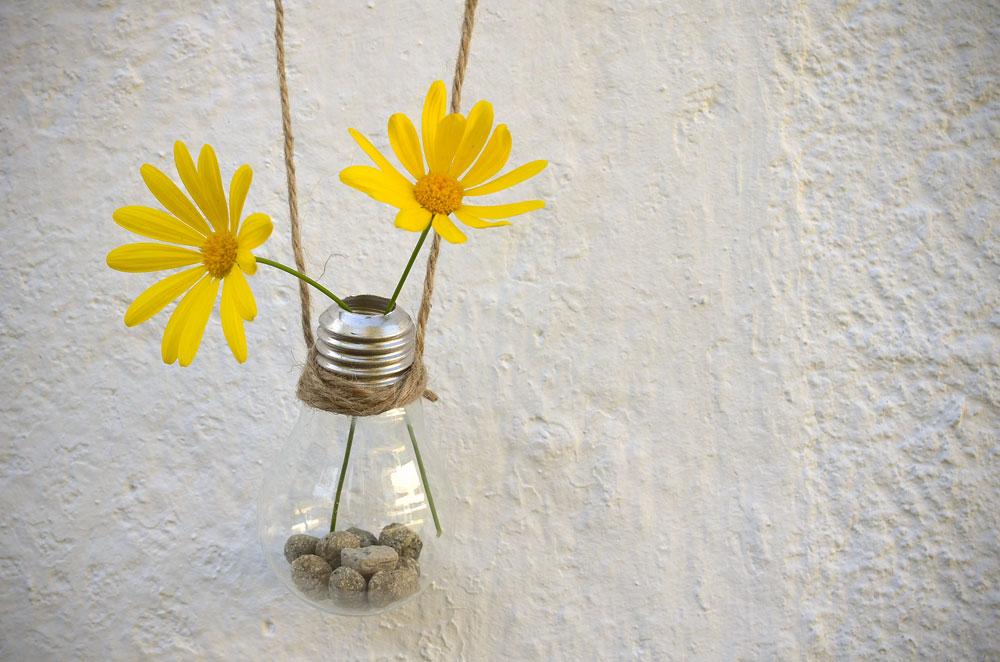 DIY: Florero colgante de bombillas