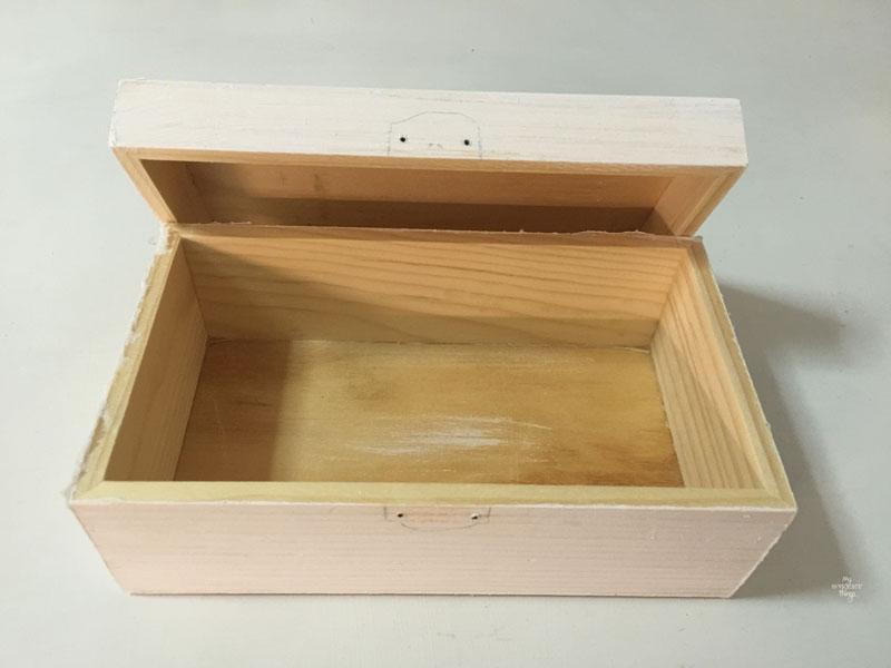 Caja náutica DIY para un enamorado del mar usando la técnica del decoupage, es un regalo hecho a mano fantástico | Via www.sweethings.net