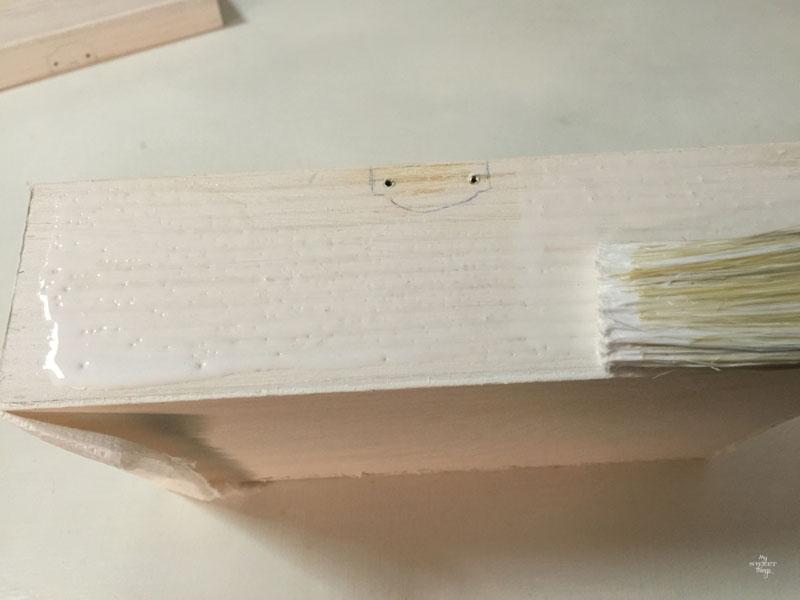 Caja náutica DIY para un enamorado del mar usando la técnica del decoupage, es un regalo hecho a mano fantástico | Via www.sweethings.net