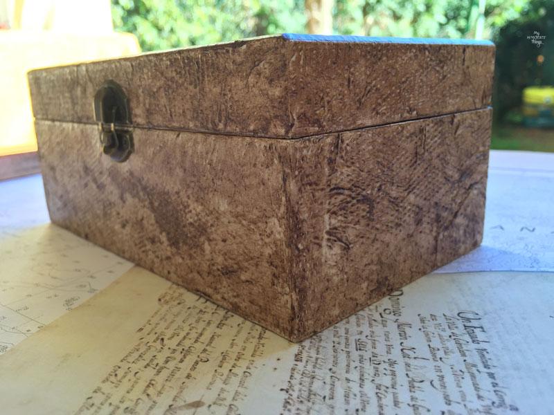 Caja náutica DIY para un enamorado del mar usando la técnica del decoupage, es un regalo hecho a mano fantástico | Via www.sweethings.net