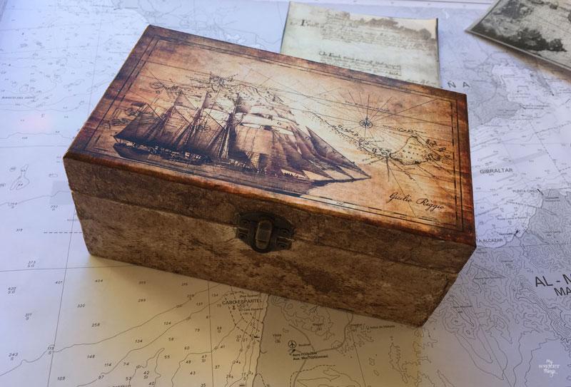 Caja náutica DIY para un enamorado del mar usando la técnica del decoupage, es un regalo hecho a mano fantástico | Via www.sweethings.net
