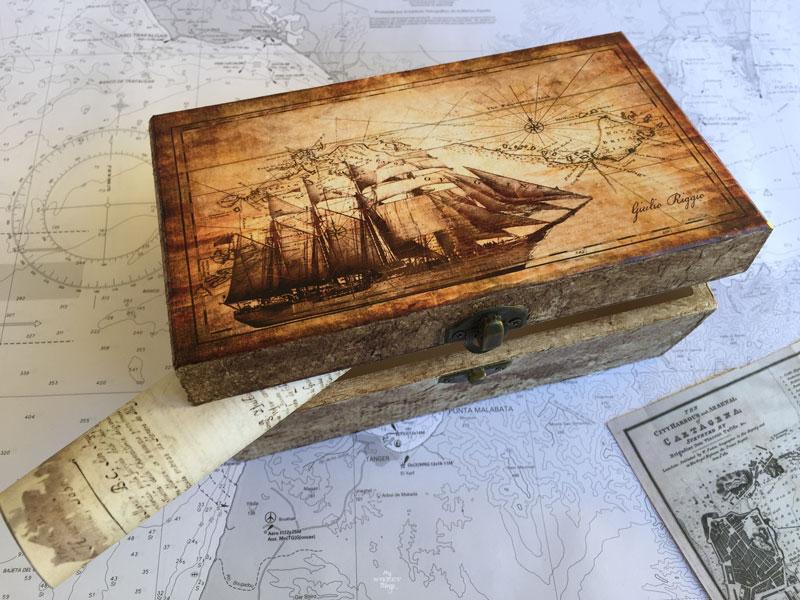 Caja náutica DIY para un enamorado del mar usando la técnica del decoupage, es un regalo hecho a mano fantástico | Via www.sweethings.net