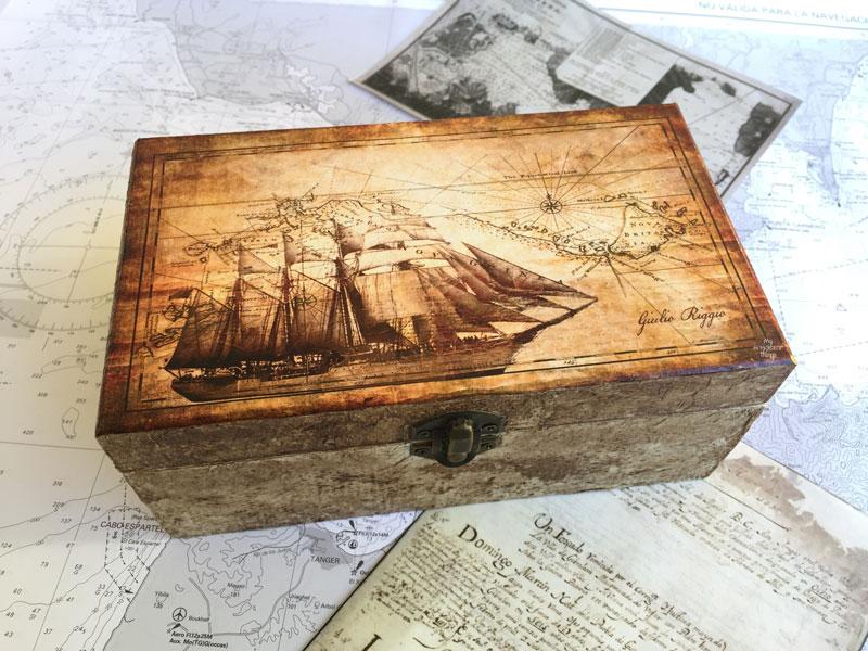 Caja náutica DIY para un enamorado del mar usando la técnica del decoupage, es un regalo hecho a mano fantástico | Via www.sweethings.net
