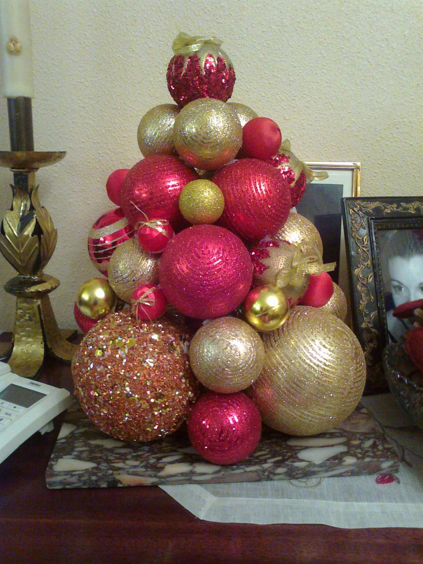 Árbol de navidad hecho con bolas