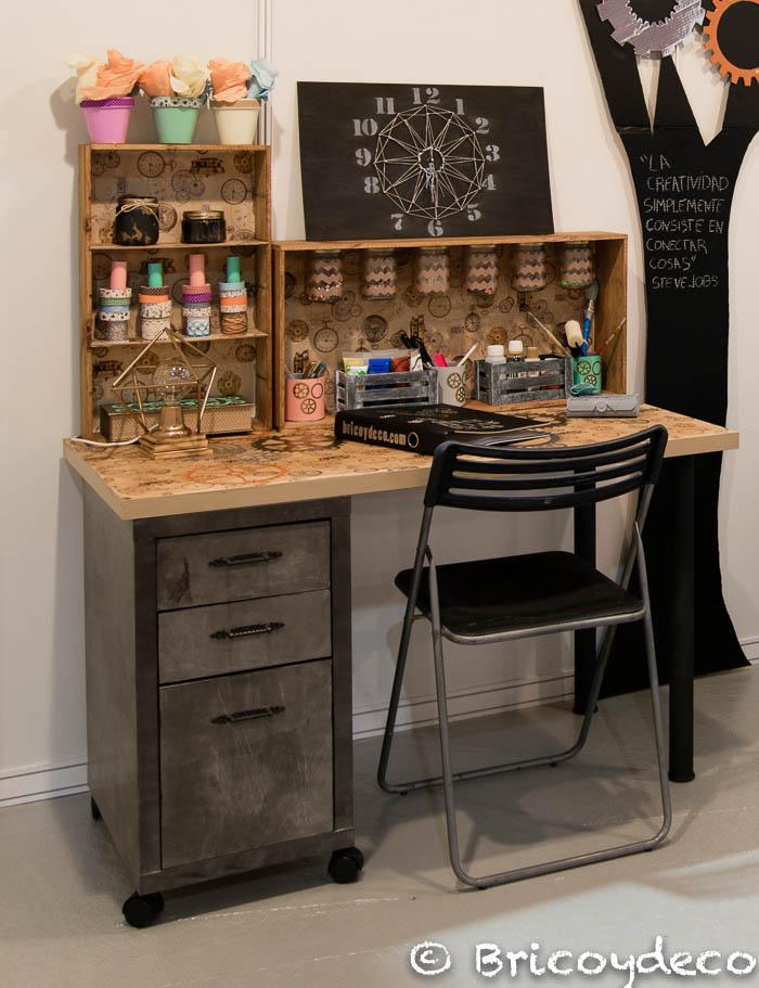 escritorio estilo industrial con materiales reciclados