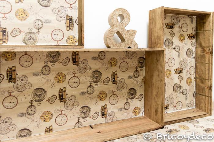 cajas de madera recicladas en estanterías