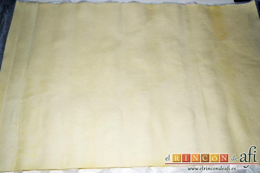 Aperitivo de hojaldre con salchichas o bacon, desplegar las masas de hojaldre