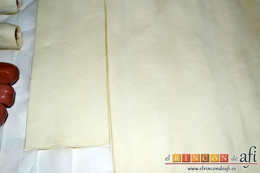 Aperitivo de hojaldre con salchichas o bacon, cortarlas en tiras rectangulares