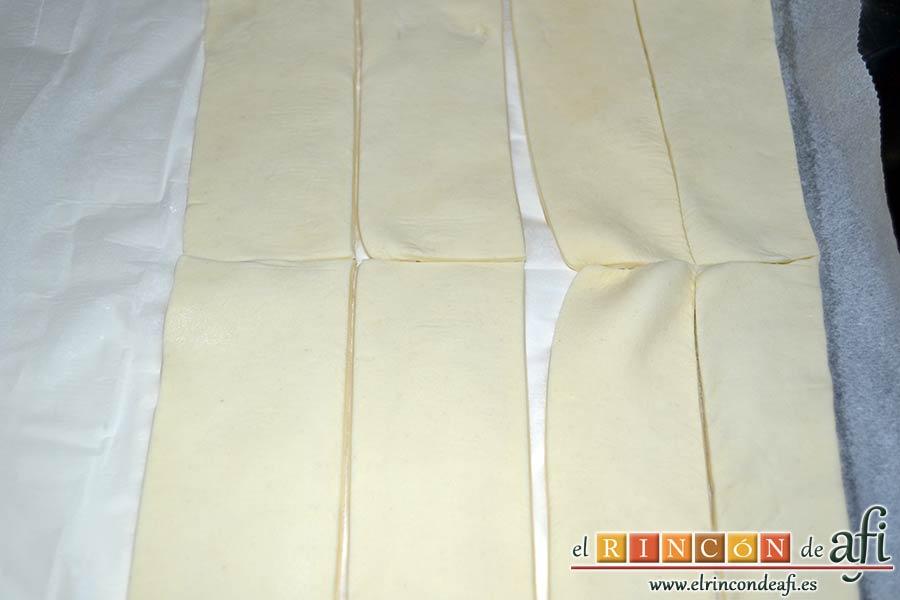 Aperitivo de hojaldre con salchichas o bacon, cortar la masa en rectángulos más grandes, del tamaño del bacon