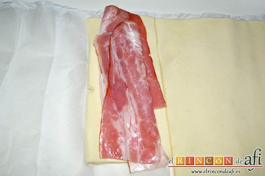 Aperitivo de hojaldre con salchichas o bacon, colocar dos tiras de bacon por rectángulo