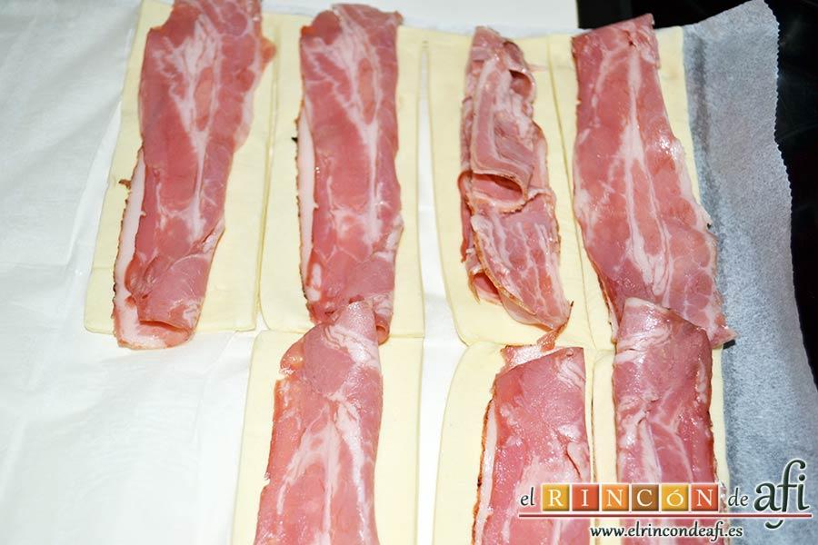 Aperitivo de hojaldre con salchichas o bacon, colocar bacon hasta tenerlo todo dispuesto