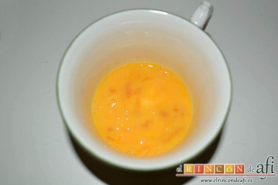 Aperitivo de hojaldre con salchichas o bacon, batir un huevo