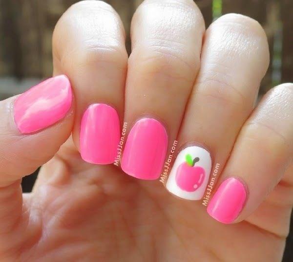 uñas cortas decorradas de manzana