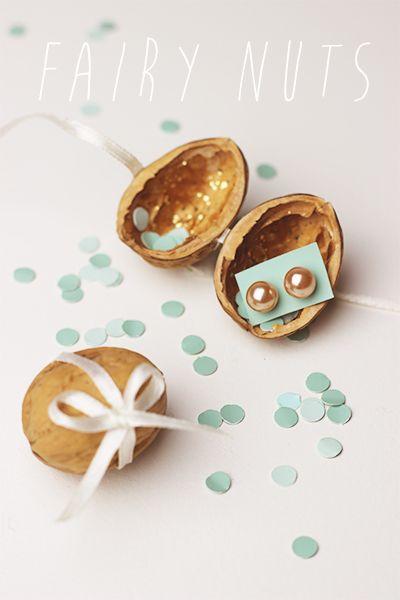 envolver regalos de navidad dentro de cáscaras de nueces