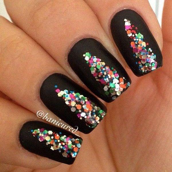 uñas negras con arbolito navideño