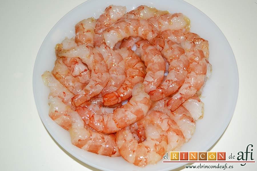 Gambones con camisa de coco, pelarlos, retirarles la cabeza y la tripa