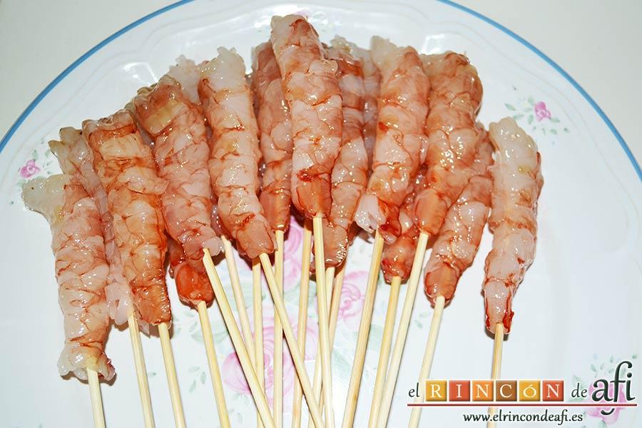 Gambones con camisa de coco, pinchar cada gambón con un palo de brocheta