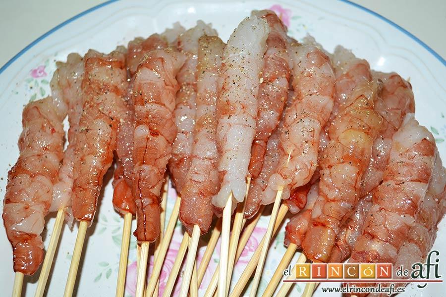 Gambones con camisa de coco, salpimentar