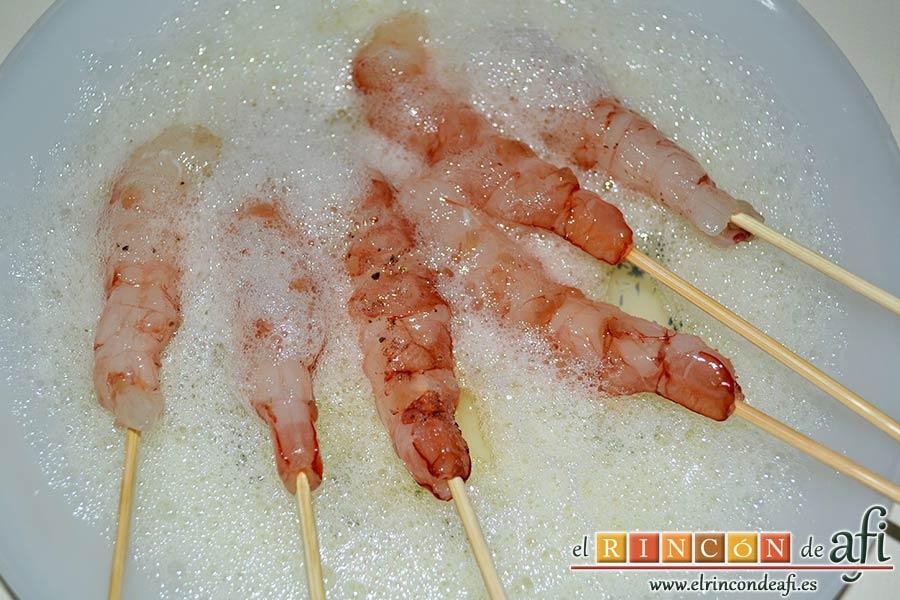 Gambones con camisa de coco, batir las claras de los huevos y rebozar los gambones en las claras