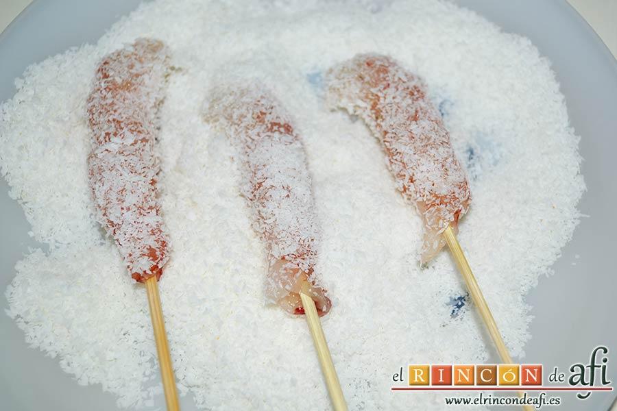 Gambones con camisa de coco, luego pasarlos por el coco rallado