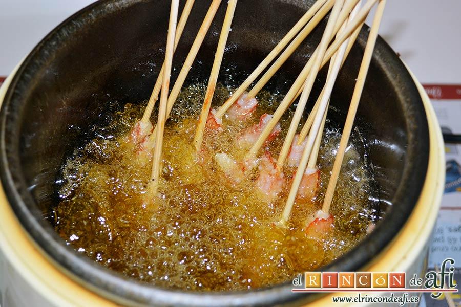 Gambones con camisa de coco, freír en abundante aceite de oliva