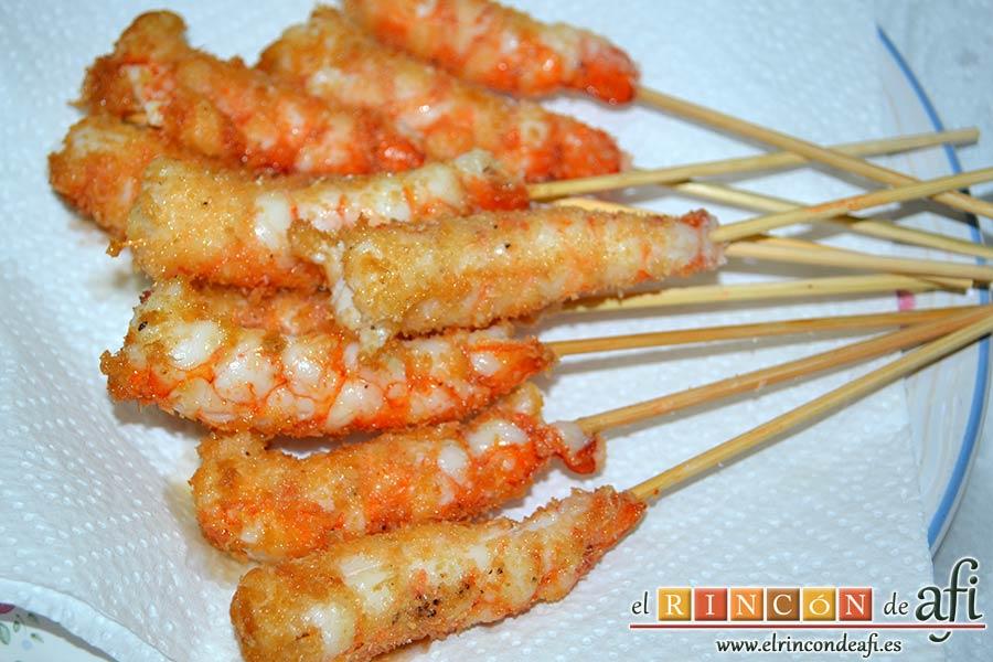 Gambones con camisa de coco, poner sobre papel absorbente