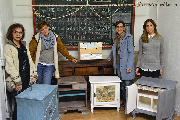 alumnas taller decorar mesillas madera