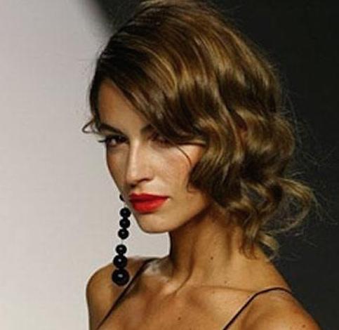 peinado corto con rizos