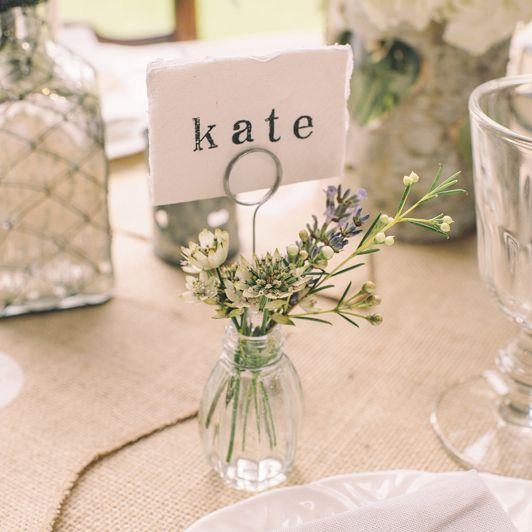 Detalles para decorar la mesa: Personaliza y decora la mesa con los nombres de tus invitados.